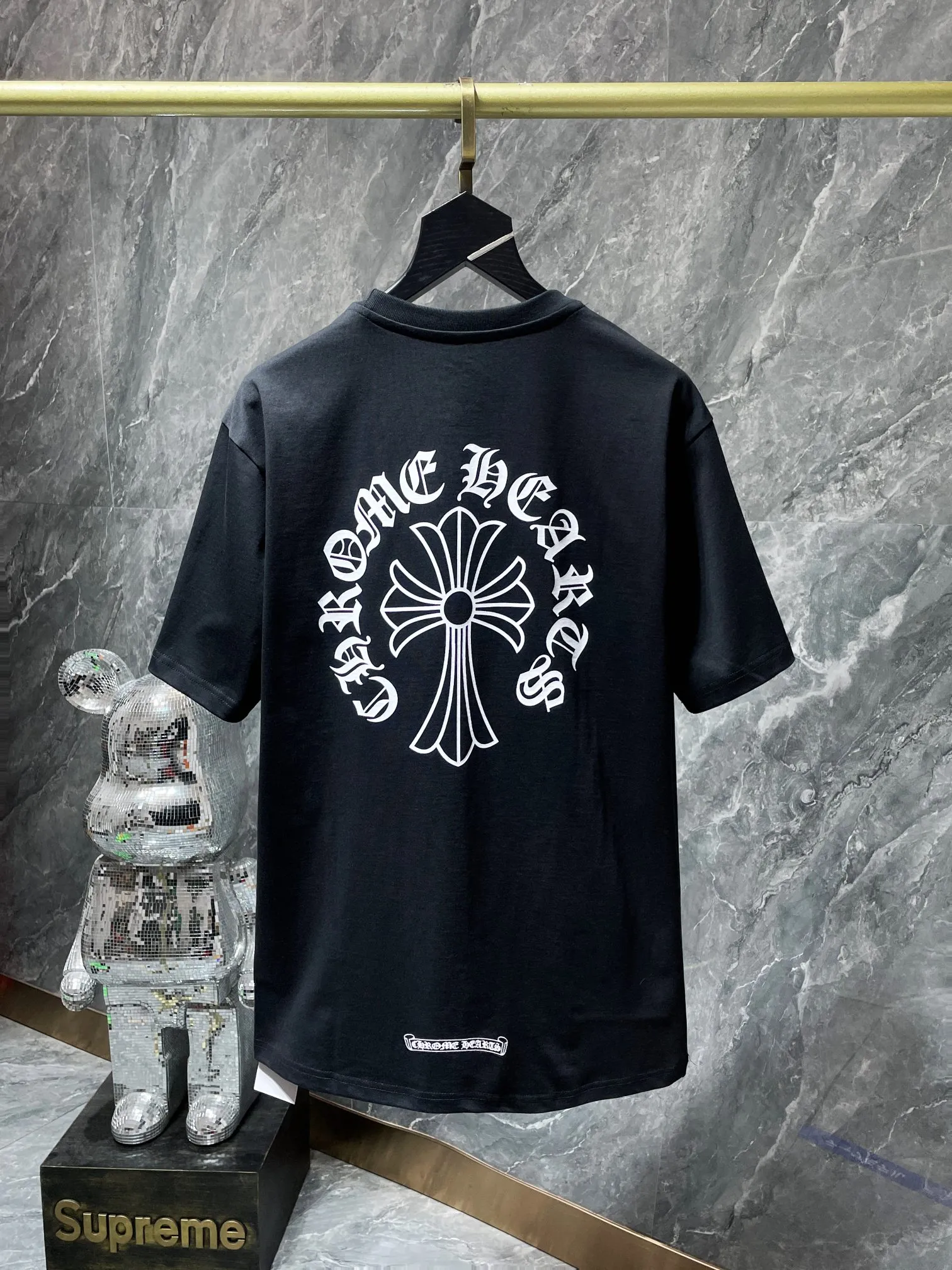 P140 New Chrome Hearts 25ss for summer. High gram weight, environmentally friendly and high-quality top-grade fabric. 260g~270g. Chrome letter collar, letter large long cross flower arm short sleeves. Imported glue printing and dyeing. Counter synchronization. 1:1 replica version. Recommended color: black white. Size: S, M, L, XL.